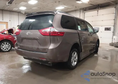 2018 Toyota Sienna Le z USA, uszkodzony, nr VIN 5TDKZ3DC8JS908327